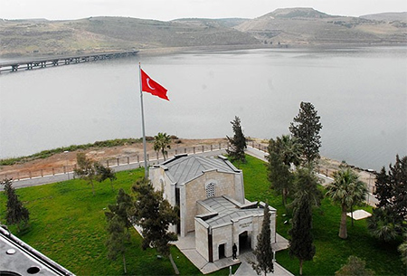 El mausoleo de Suleyman Shah en la orilla del río Éufrates Siria califica de ’agresión flagrante’ la incursión turca
